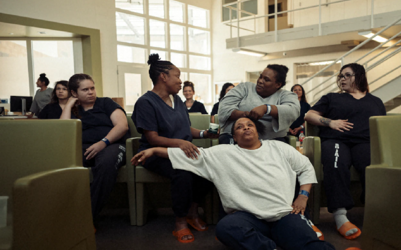 Khadijah Young gets her hair done by Tonia Toomer inside a high-level cellblock at Las Colinas. (Brian L. Frank for The Washington Post)
